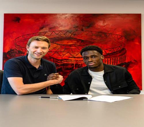 勒沃库森官方：荷兰U21国脚边锋波库加盟，签约至2030年