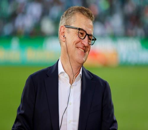 拜仁CEO：我们渴望拿下德超杯冠军，穆西亚拉首先得恢复健康