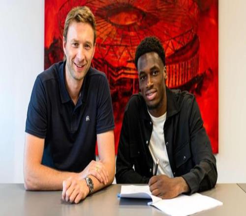 官方：勒沃库森签下21岁荷兰边锋波库据悉转会费1000万欧