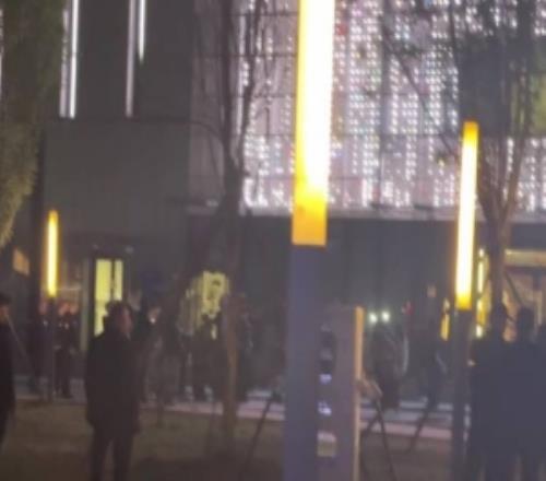 赛后大批的粉丝留在现场iG选手和粉丝们鞠躬告别