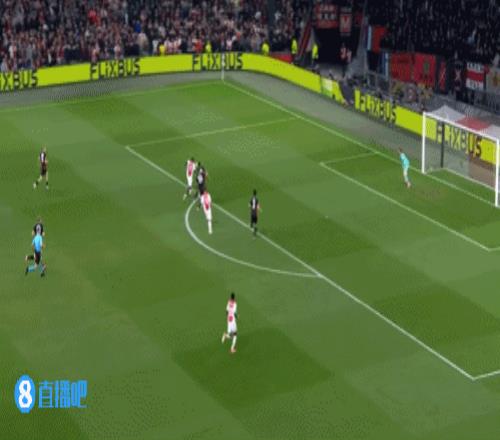 心急了阿贾克斯前锋在球出底线前拿球开角球，被吹手球犯规