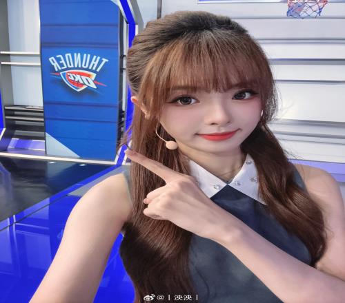 解说完NBA太开心了！解说泱泱晒照：下班之后阳光正好