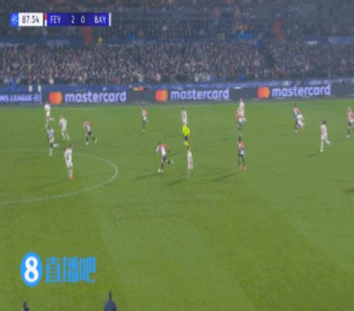 大意了！磁卡犯规后于帕减速不防了，发现进攻有利再启动为时已晚