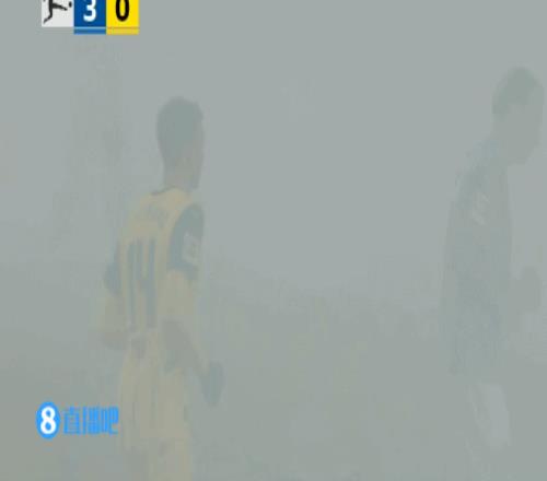 人都看不清!现场烟雾弥漫,多特比赛一度中断 人都看不清!现场烟雾弥漫,多特比赛一度中断