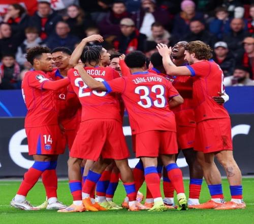 72！大巴黎全员皆兵，爆锤德甲冠军，力压国米阿森纳，登顶榜首