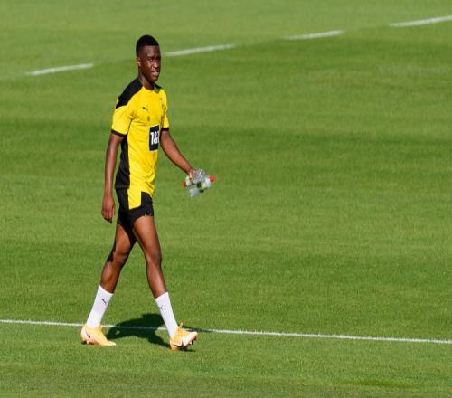 穆科科养父:多特高层里肯和凯尔都知道穆科科改小年龄的事