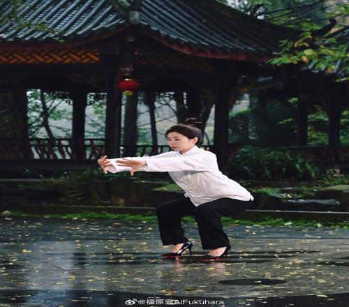 这是在干嘛福原爱在青城山学功夫穿着高跟鞋压马步