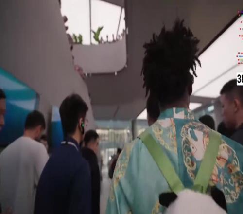 被中国科技震惊！甲亢哥体验华为“三折叠”后激情下单：这手机太疯狂了