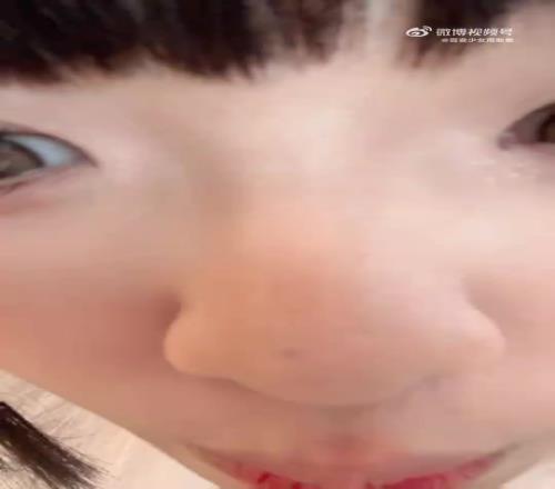 可爱捏！周敢敢更新视频：休息后的我腰不酸了腿不痛了吃麻麻香了