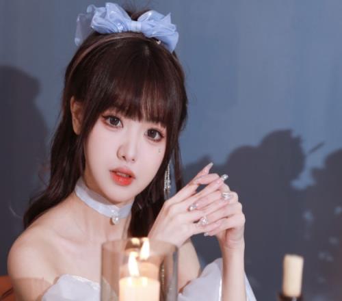 周敢敢做客大姿庄园展示舞姿：姿态你喜欢黑丝还是白丝