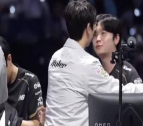 媒体人：Ruler今天也不太行就EZ站出来C了其他几把也是跟着混