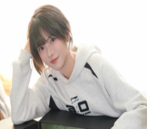 主持人骆歆发文:明天的半决赛!让我们把力量借给滔搏! 主持人骆歆发文:明天的半决赛!让我们把力量借给滔搏!