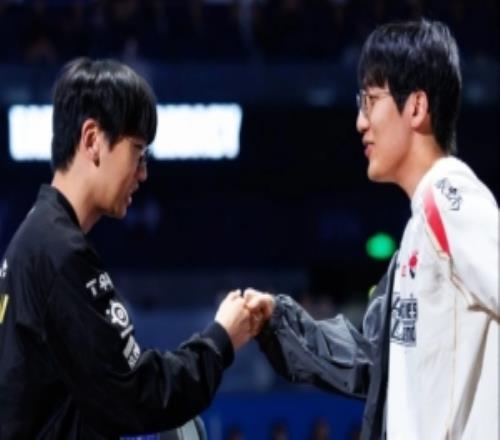 LOL官方分享Doran与Tarzan合影并配文:一年一度的GRF聚首 LOL官方分享Doran与Tarzan合影并配文:一年一度的GRF聚首