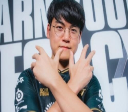 LOL官方分享Gumayusi照片并配文:Gumayusi的新姿势刚刚出炉 LOL官方分享Gumayusi照片并配文:Gumayusi的新姿势刚刚出炉