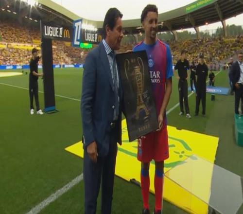 致敬欧冠冠军，南特主席在赛前向巴黎圣日耳曼赠送特别礼物