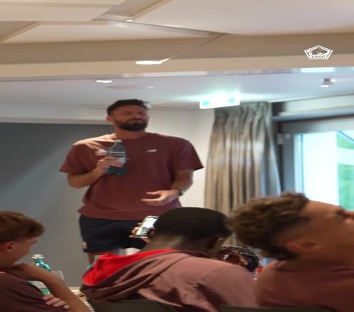 回归法甲"首秀"！吉鲁作为里尔新人当众唱歌表演，引得哄堂大笑