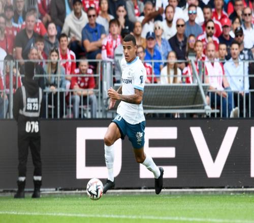 德泽尔比称赞青木:表现可谓出类拔萃,很高兴看到他进球