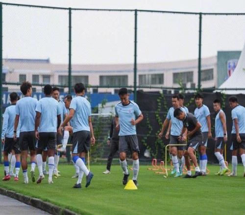 申花一线队今天重新集结，此前因伤长期缺阵的谢鹏飞参与训练