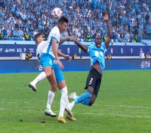 与西海岸一役马马杜完成15次解围，创英博球员中超单场新高