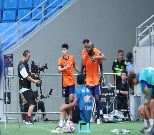 中超转会“大鱼”来了！申花、蓉城抢夺非洲神锋，年薪接近1000万