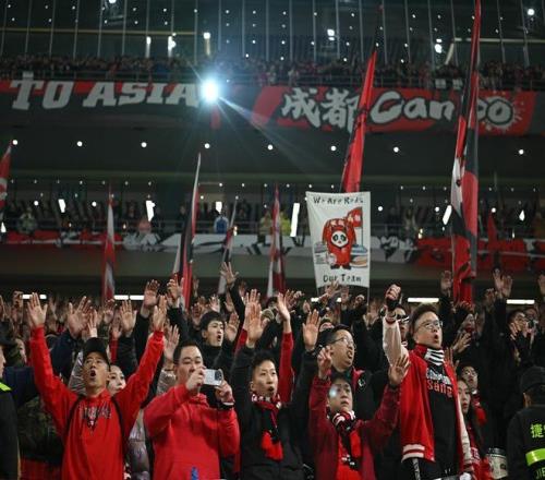 亚冠迎来历史性首胜，成都蓉城从蹒跚学步到满场飞奔