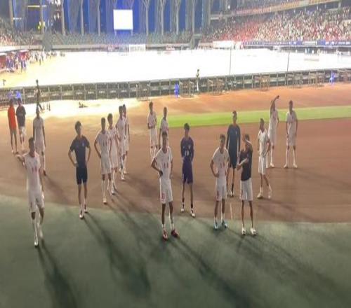 记者：青岛海牛队今天下午重新集结，全力备战剩余4轮比赛