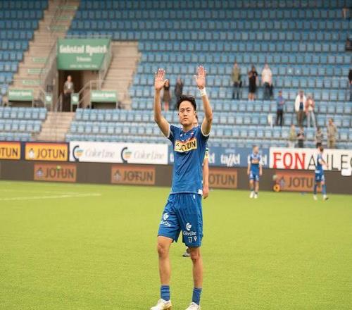 国足左路答案来了！23岁华裔飞翼身价飙至120万欧，模板伊东纯也