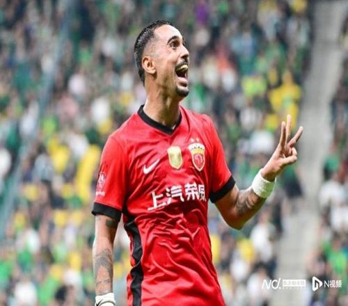 成都蓉城读秒绝平上海申花继续领跑，北京国安退出争冠行列