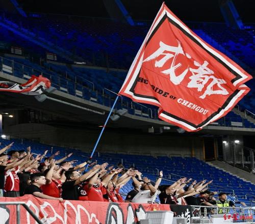 四川足球首战亚冠正赛留遗憾，成都蓉城客场被逆转绝杀远征球迷高喊“继续战斗”