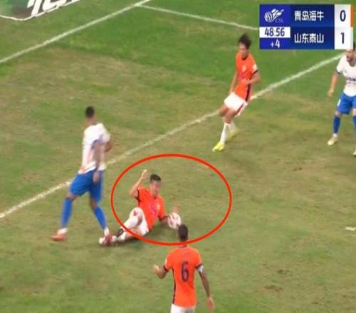 补偿泰山中超争议判罚：后卫支撑手碰球被判点球+鼓掌嘲讽裁判