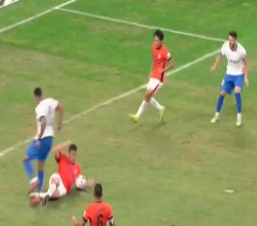 中超巨大争议！刘军帅手球送点后暴怒，媒体人不满：主裁太抽象