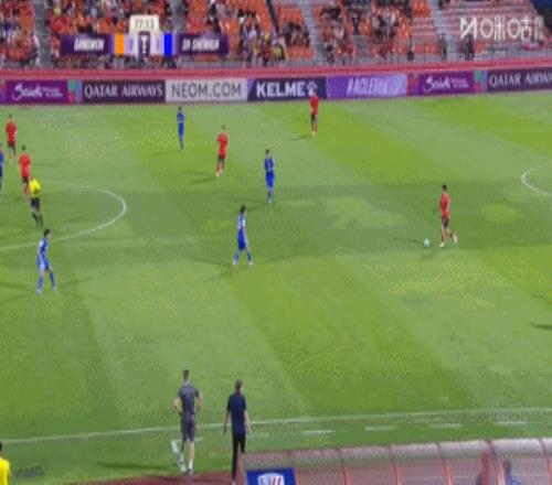 剑拔弩张！于汉超铲球后与对手发生冲突，随后裁判出示黄牌