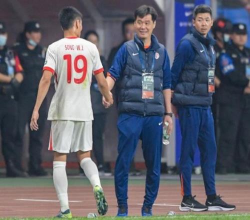 中超吸取斯卢茨基的教训，李霄鹏打算夹击防守瓦科