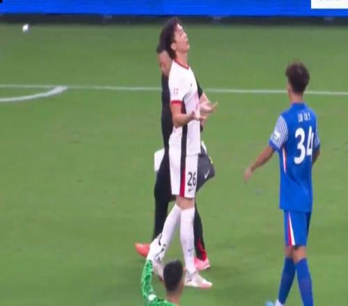 中超争议判罚！刘诚宇20秒肘击逃红，元敏诚血流不止，徐正源不满