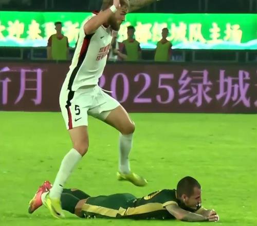 中超争冠格局巨变！海港独霸榜首，成都丢分仍有希望，申花仍陪跑