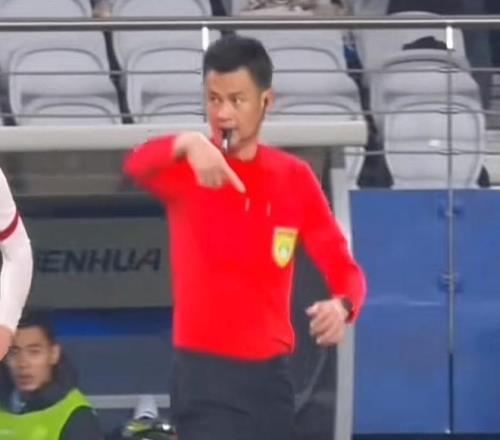 中超裁判李海新执法五华“县超”：和站在中超赛场没什么不同