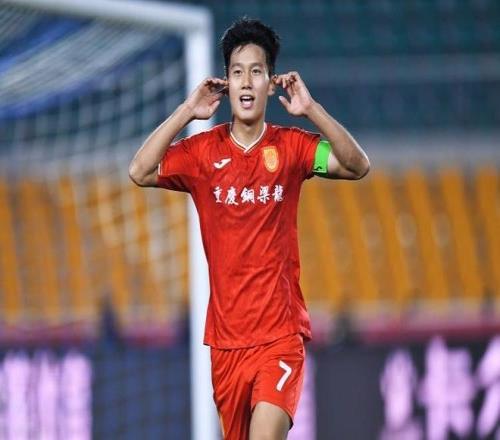 9分钟3失良机！向余望空门不进+失单刀，媒体人：快点踢中超吧