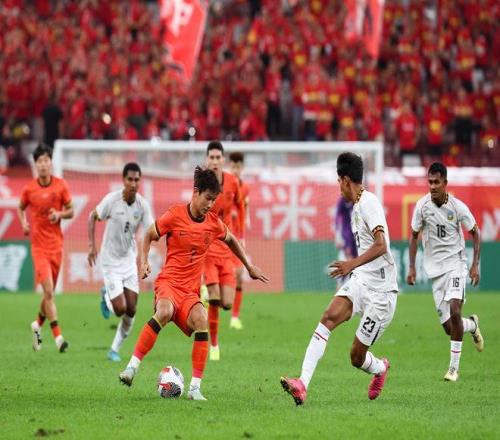 离谱！东帝汶攻破U22国足球门中超主力级防线被打穿1人跪地目送