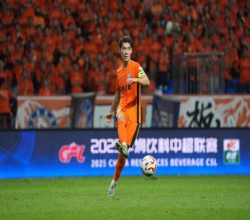 难适应侯永永顶薪回归中超后28场4球2助，上赛季挪甲金靴+MVP