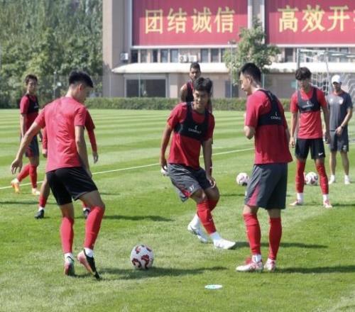 亚泰球员飞抵成都准备与蓉城之战目标依旧是“抢分”