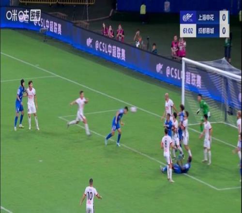 朱辰杰禁区内无人盯防近距离顶偏，错失良机后捶地懊恼不已