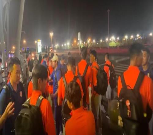 记者：泰山队的航班信息显示是今天凌晨4点多出发的