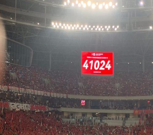 输不起曝蓉城球迷围殴+扔水瓶砸中河南队人员！或遭中足联处罚