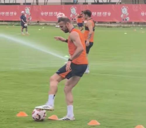 记者：青岛海牛五名外援都随队出征成都客场