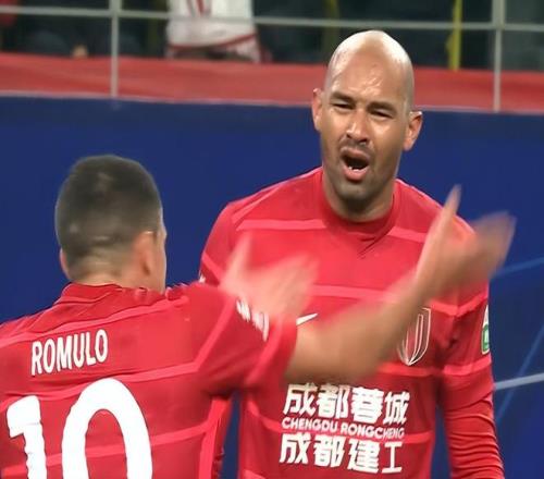 41！蓉城掀翻卫冕冠军登榜首，前国脚发挥失常，中超争冠白热化