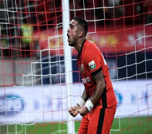 恭喜！海港球星创造纪录，进球超越恒大传奇，明年加入中国男足