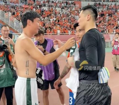 京鲁大战赛后温情一幕，王大雷和李磊交换球衣并拥抱