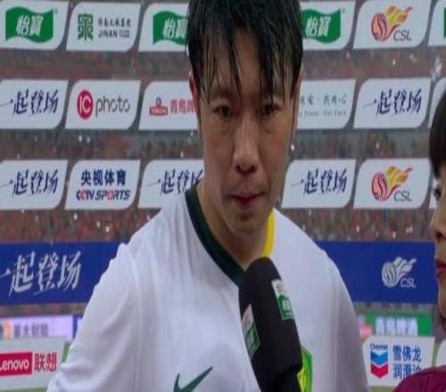记者：全场球迷在喊服不服，张稀哲：确实全面落后，不想看比分牌