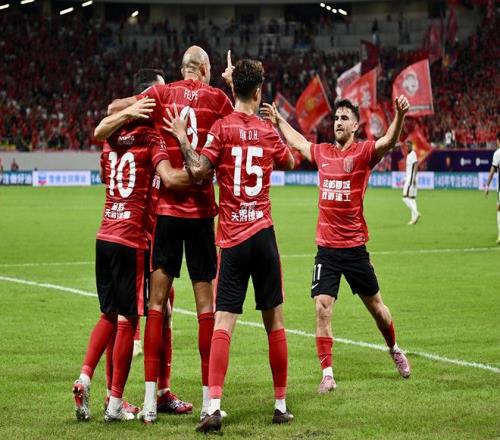 中超争冠太疯狂：三大热门全翻车，两队惨遭血洗，黑马暂时登顶！