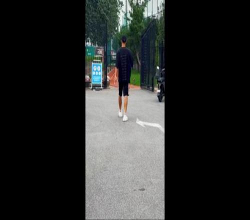 博主：国安下午开始备战与三镇的比赛，吴少聪、李磊现身训练场